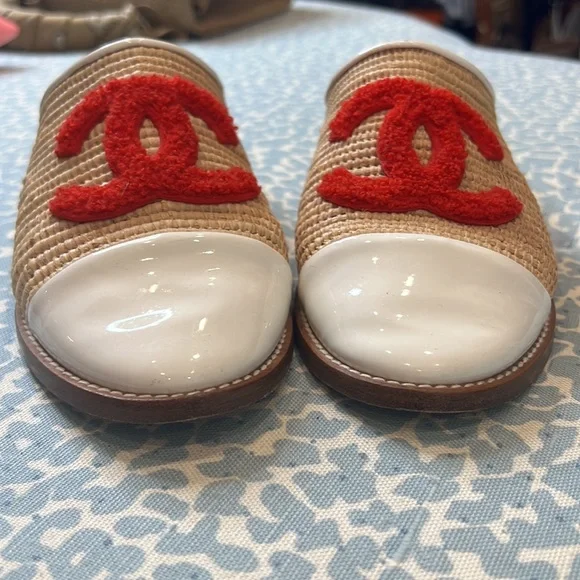 Chanel straw/ leather mules with red fuzzy CC logo - Picture 4 of 4
